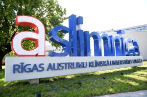 Rīgas Austrumu klīniskās universitātes slimnīcas uzraksts pie ēkas