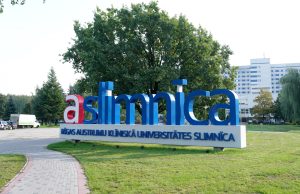 Rīgas Austrumu klīniskās universitātes slimnīcas ieejas zīme