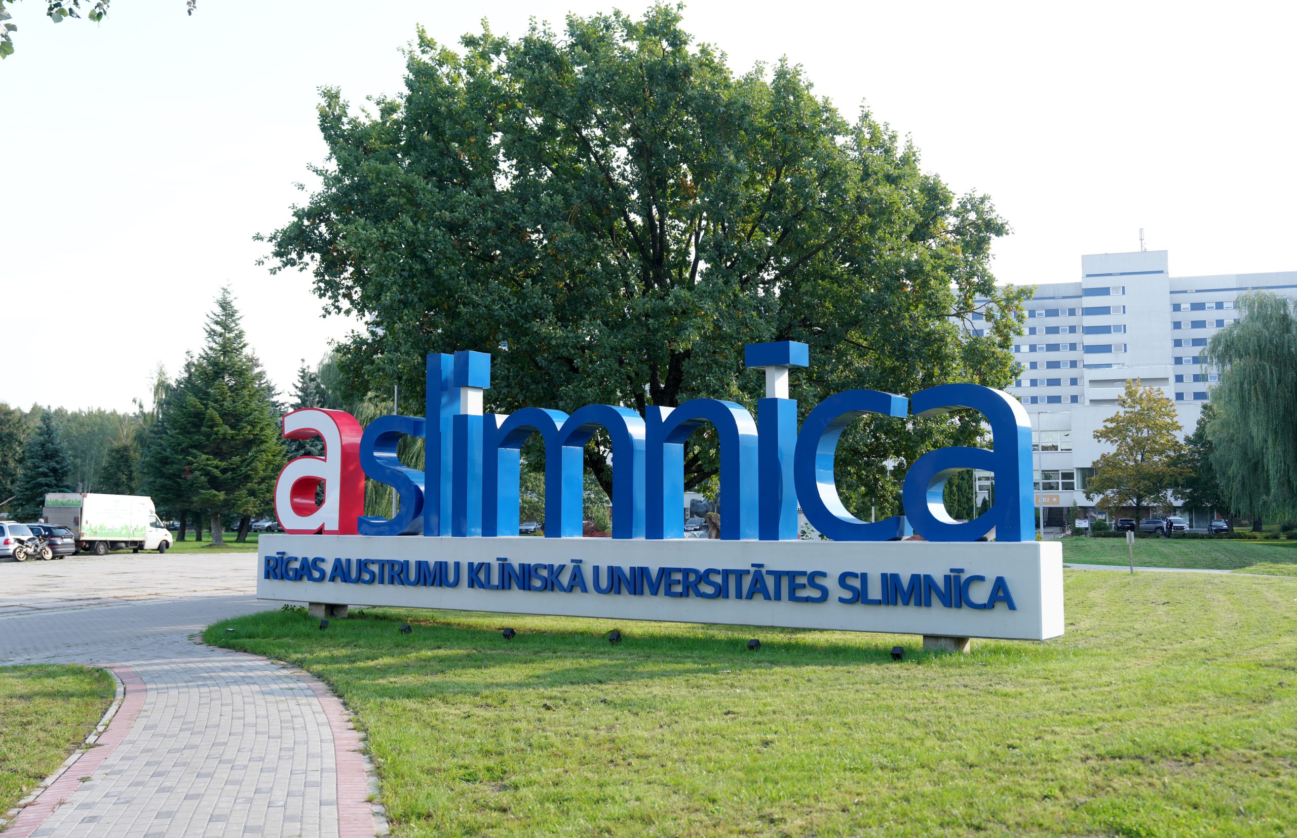 Rīgas Austrumu klīniskās universitātes slimnīcas ieejas zīme