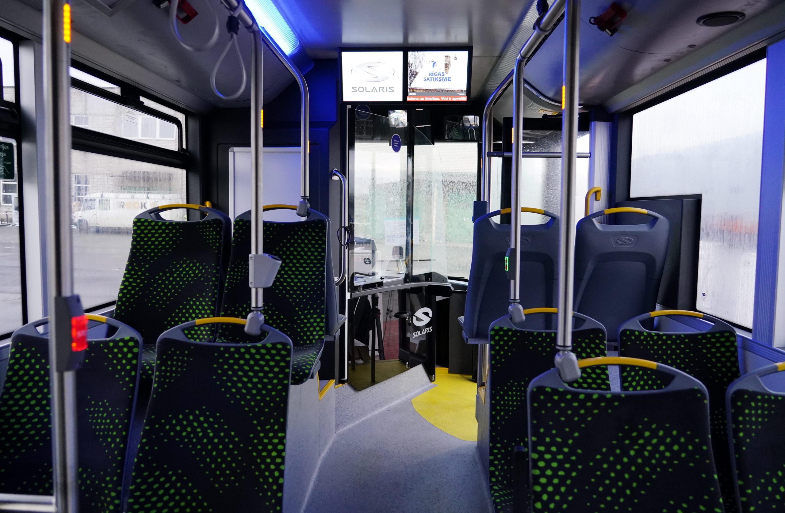 Solaris sabiedriskā autobusa salons ar sēdvietām un vadītāja kabīni