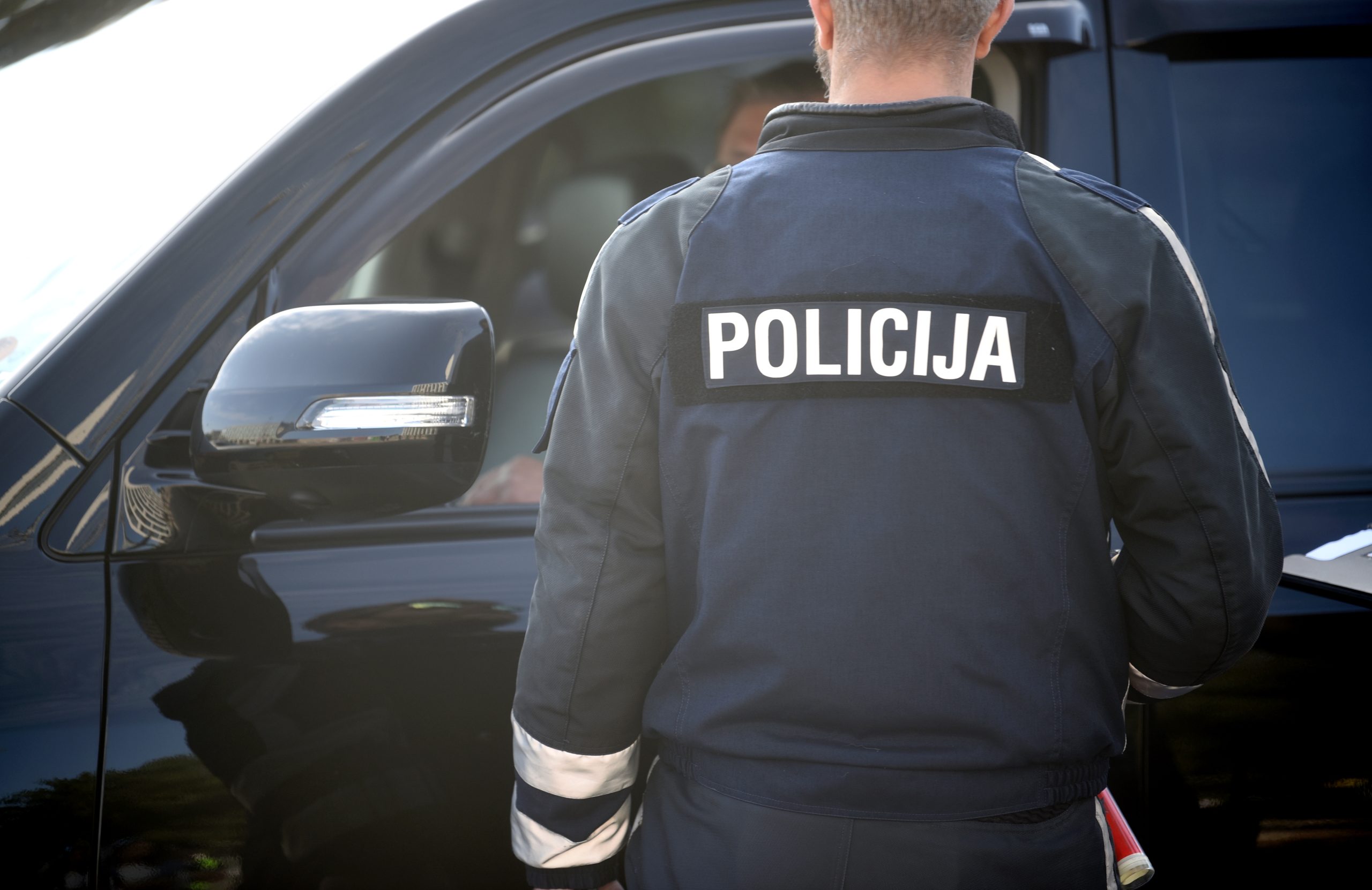 policists formastērpā sarunājas ar automašīnas vadītāju
