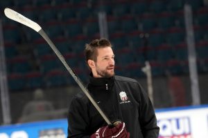Latvijas hokeja izlases treneris Lauris Dārziņš ar nūju treniņā uz ledus