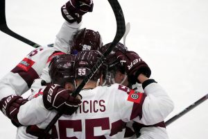 Latvijas hokeja izlases spēlētāji svin vārtu guvumu Pasaules čempionāta spēlē pret Franciju