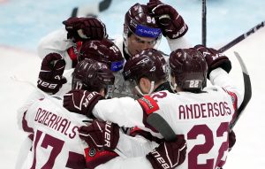 Latvijas hokeja izlases spēlētāji svin vārtu guvumu pasaules čempionāta spēlē