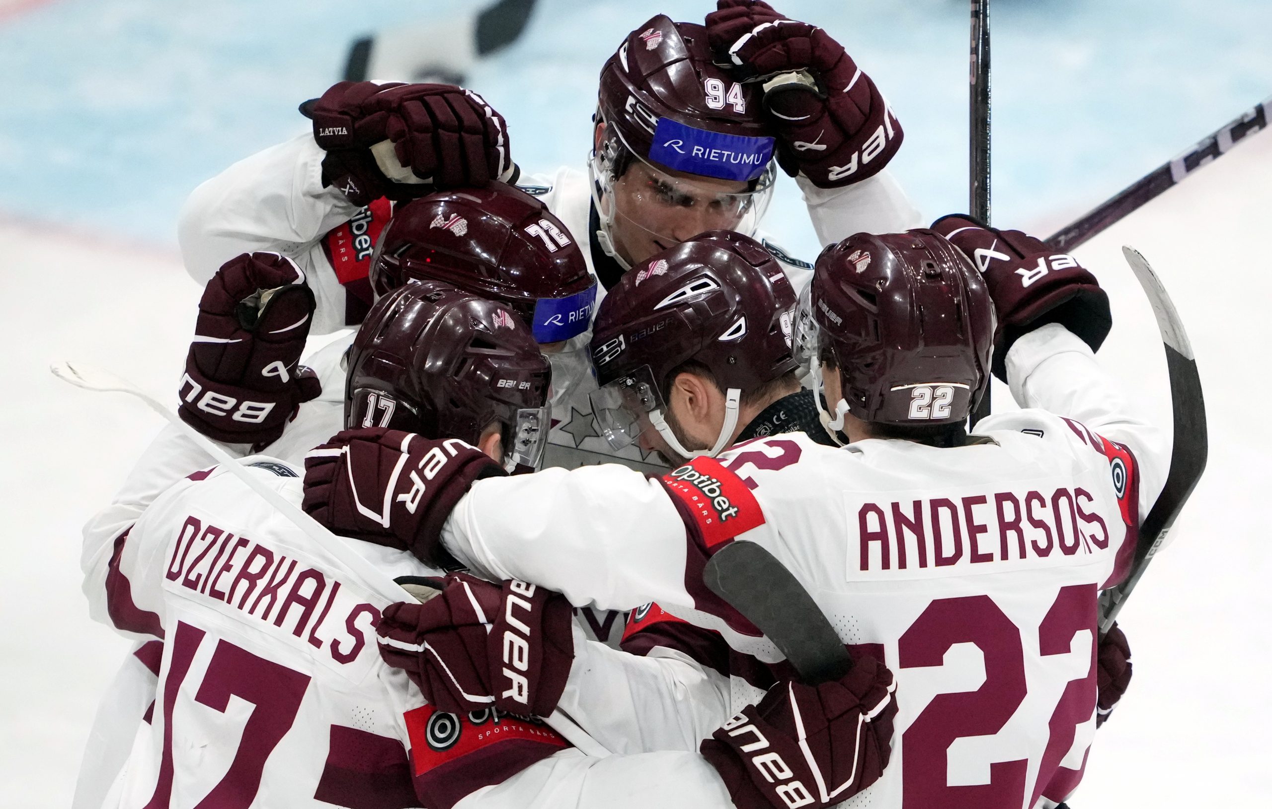 Latvijas hokeja izlases spēlētāji svin vārtu guvumu pasaules čempionāta spēlē