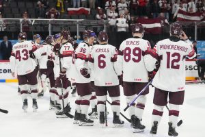 Latvijas hokeja izlases spēlētāji uz ledus pēc spēles pasaules čempionātā