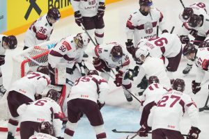 Latvijas hokeja izlase veido aplīti ap vārtiem pirms spēles pasaules čempionātā