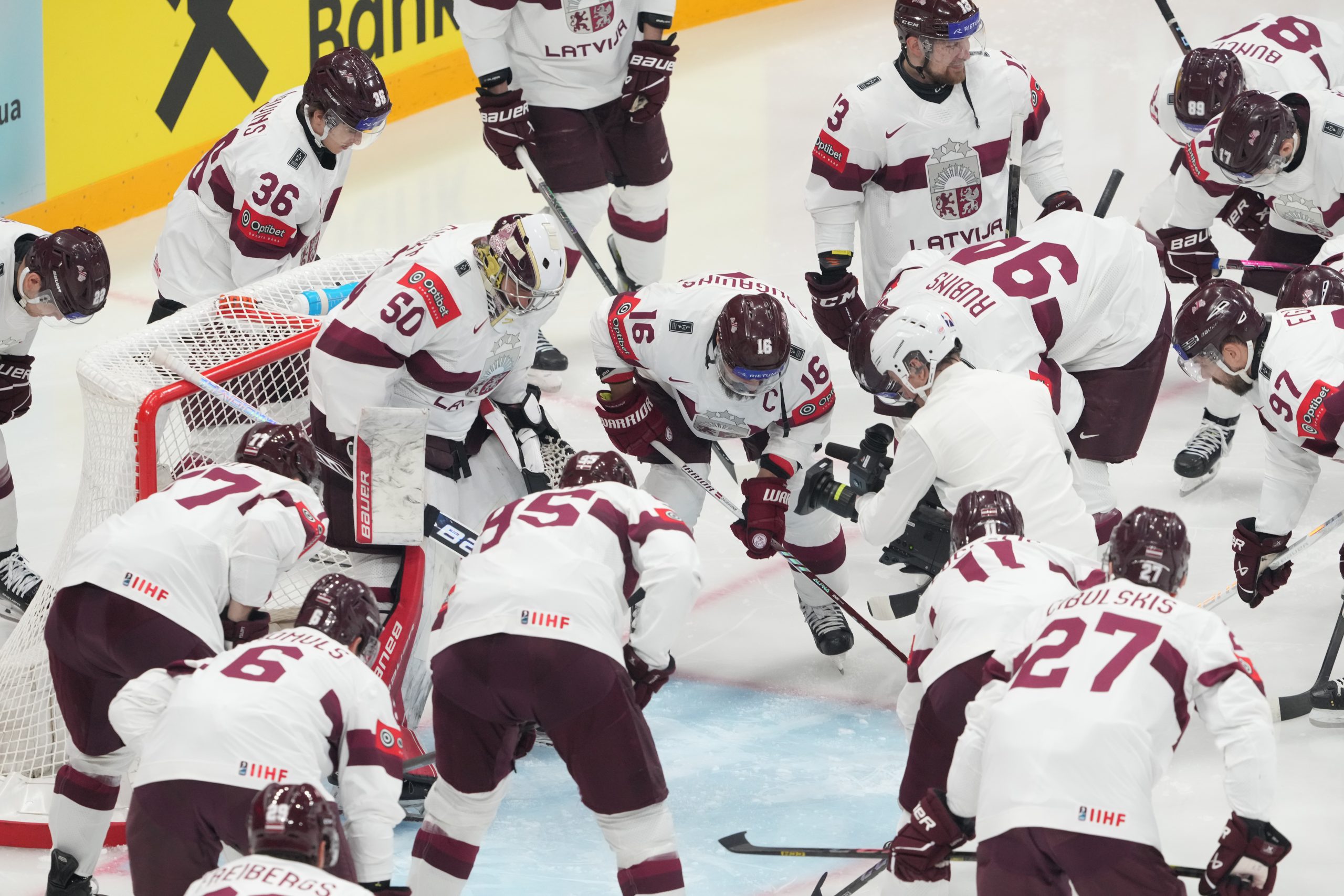 Latvijas hokeja izlase veido aplīti ap vārtiem pirms spēles pasaules čempionātā