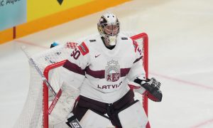 Latvijas hokeja izlases vārtsargs aizstāv vārtus Pasaules čempionāta spēlē