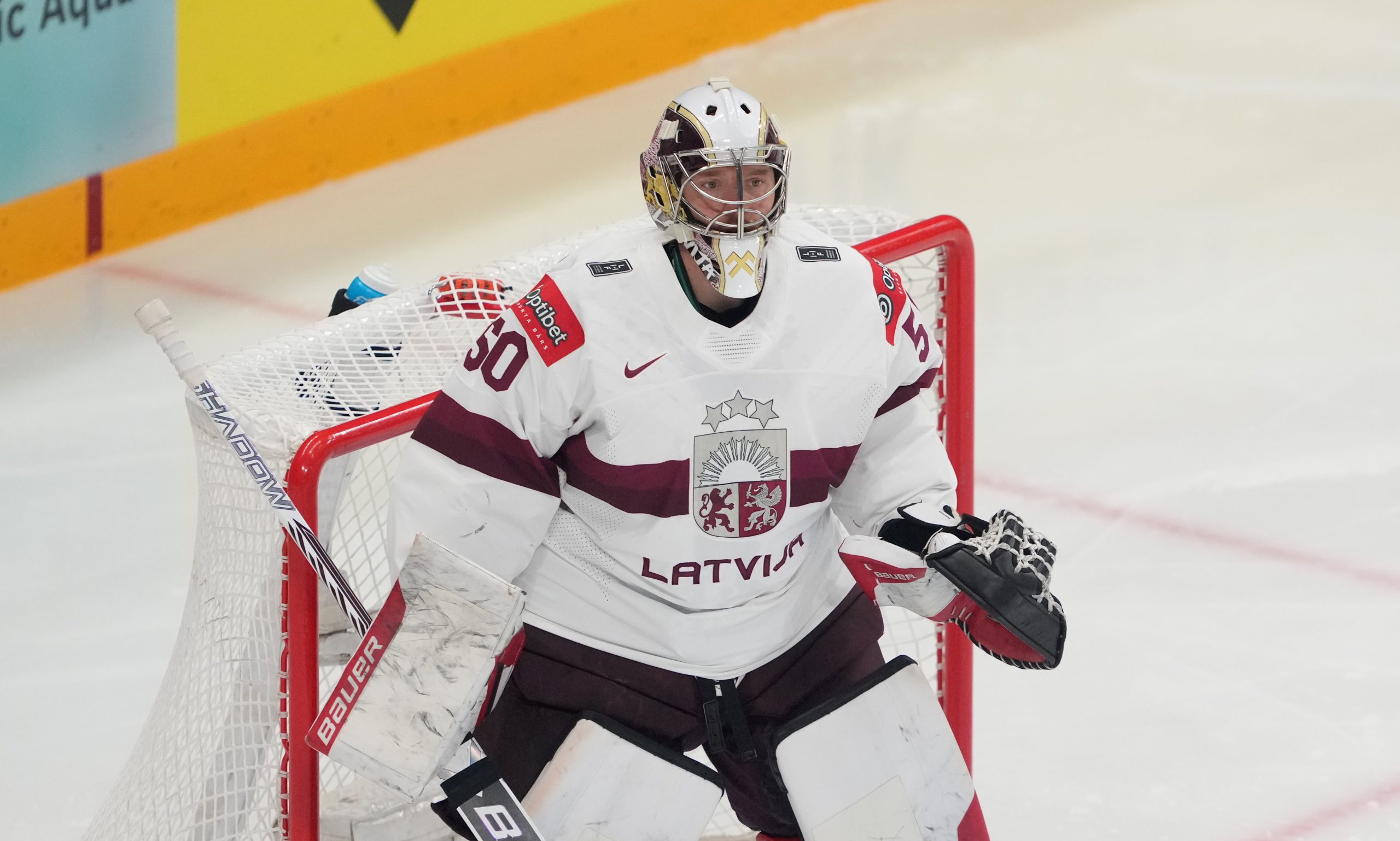 Latvijas hokeja izlases vārtsargs aizstāv vārtus Pasaules čempionāta spēlē