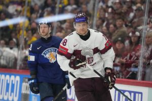Latvijas hokejists ar numuru 18 spēlē pret Somiju pasaules čempionātā