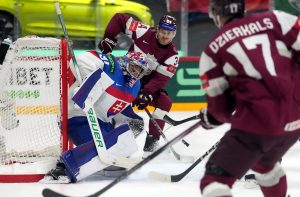 Latvijas hokeja izlase uzbrūk Slovākijas vārtiem Pasaules čempionāta spēlē