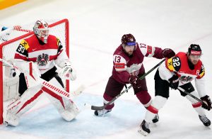 Latvijas un Austrijas hokejisti cīņā pie vārtiem pasaules čempionāta spēlē