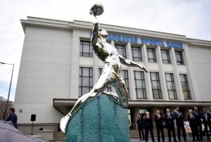 Tēlnieka Gļeba Panteļejeva veidotais piemineklis trenerim Valdemāram Baumanim pie Daugavas sporta nama