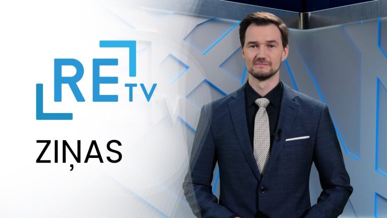 ReTV ziņu moderators uz ziņu studijas fona.