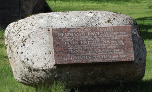 Piemiņas akmens ar piemiņas plāksni Enzeliņu un Asaru dzimtai