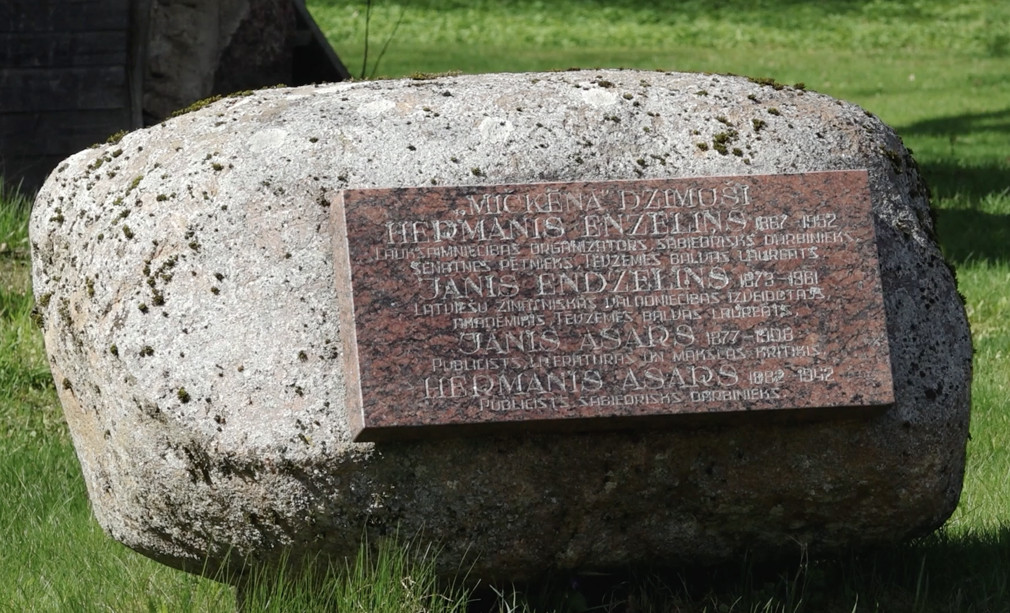 Piemiņas akmens ar piemiņas plāksni Enzeliņu un Asaru dzimtai