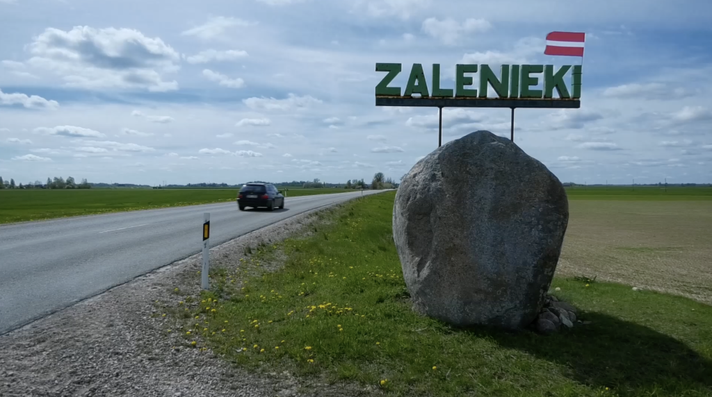 Zīme "Zaļenieki" pie ceļa, Jelgavas novads