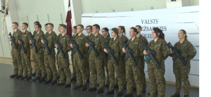 Rinda ar Valsts robežsardzes koledžas kadetiem formastērpos ar ieročiem rokās zvēresta ceremonijas laikā