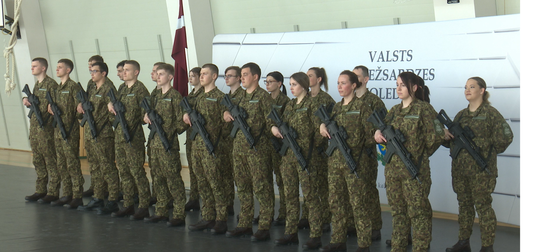 Rinda ar Valsts robežsardzes koledžas kadetiem formastērpos ar ieročiem rokās zvēresta ceremonijas laikā