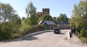 Skats uz Ludzas pilsdrupām aiz privātmājām