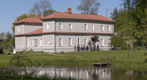 Ludzas Novadpētniecības muzeja ēka ar dīķi priekšplānā