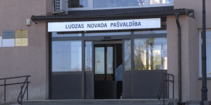 Ludzas novada pašvaldības ieeja ar uzrakstu uz fasādes