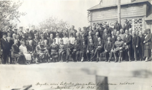 Vēsturiska grupas fotogrāfija no Latgales jaunatnes svētkiem Rēzeknē, 1925. gadā.