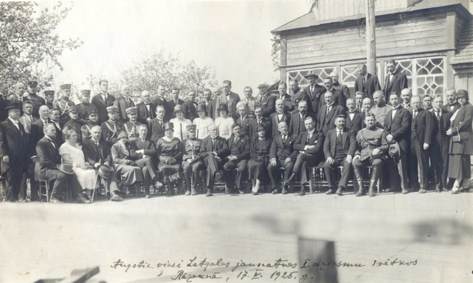Vēsturiska grupas fotogrāfija no Latgales jaunatnes svētkiem Rēzeknē, 1925. gadā.