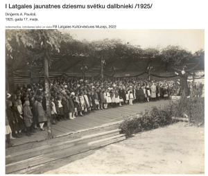 Bērnu koris uzstājas Latgales jaunatnes dziesmu svētkos Rēzeknē 1925. gadā diriģenta vadībā.