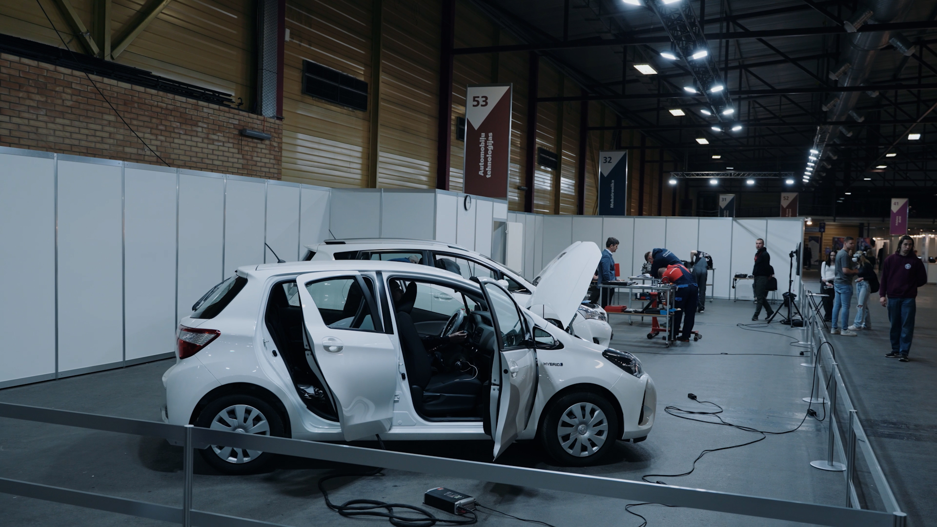 Jaunieši remontē automašīnas "SkillsLatvia 2025" autobūves konkursā
