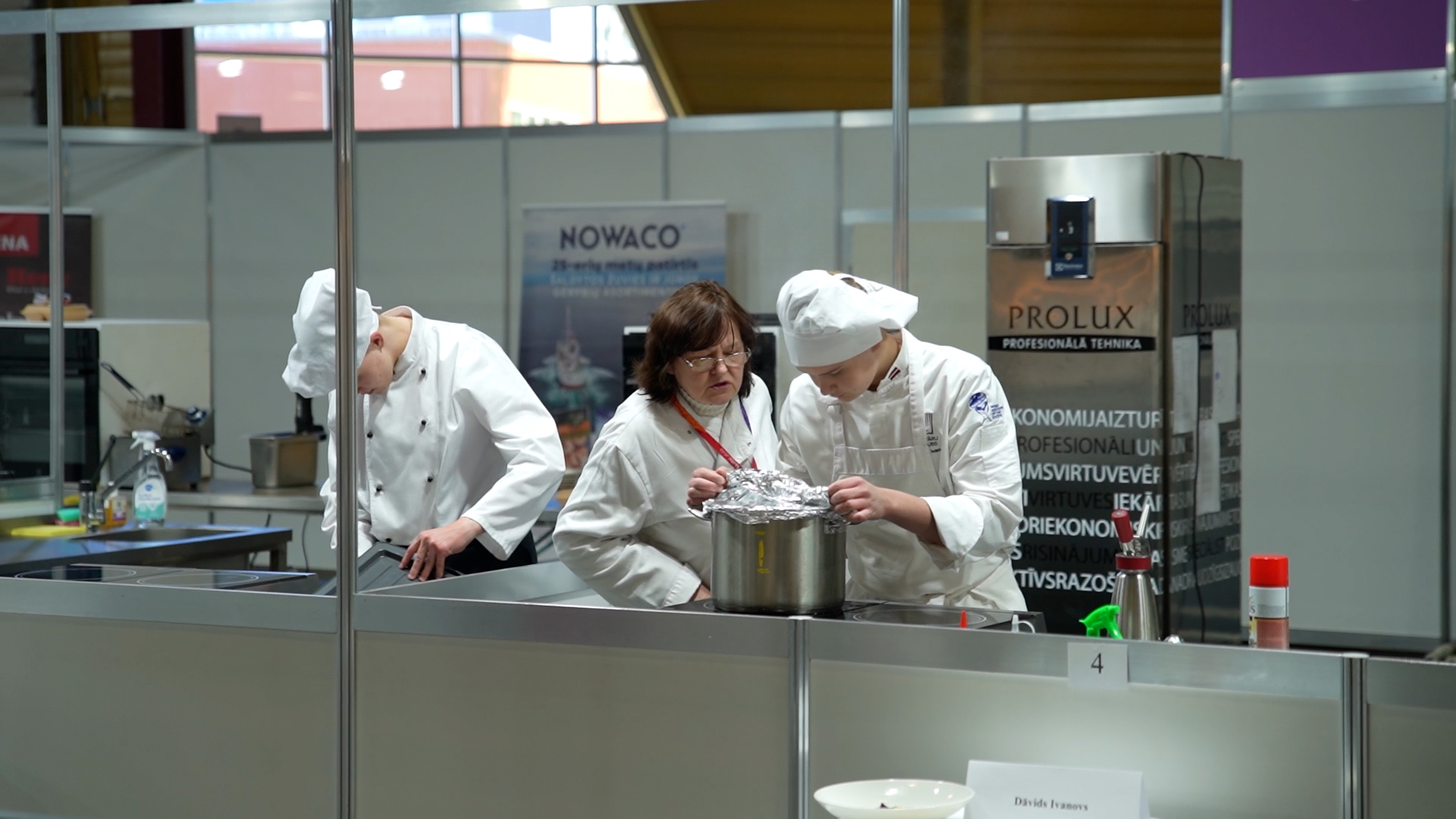 Trīs pavāri gatavo ēdienu "SkillsLatvia 2025" konkursā