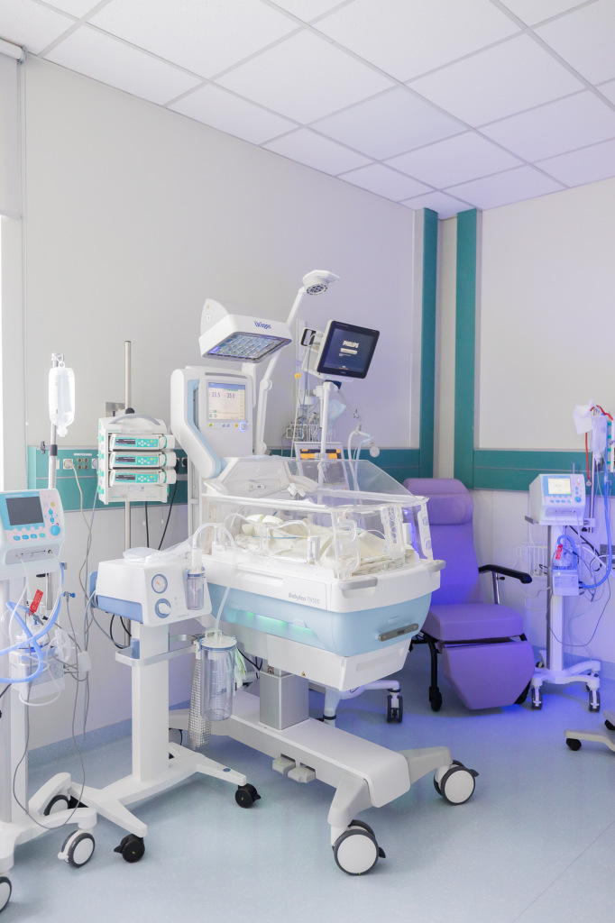 Inkubators jaundzimušajiem intensīvās terapijas nodaļā ar medicīnisko aprīkojumu un monitoriem