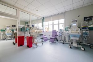Mūsdienīga jaundzimušo intensīvās terapijas nodaļa Stradiņa slimnīcā ar inkubatoriem un medicīnisko aprīkojumu