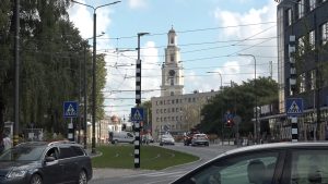 Skats uz Svētās Trīsvienības katedrāli Liepājā, redzami tramvaja sliežu ceļi un satiksme pilsētvidē