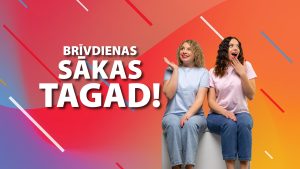 Keita Loreta Kronberga un Nikija Krivāne – sēž uz fona ar uzrakstu “Brīvdienas sākas tagad!”, aicinot uz jauno raidījuma sezonu.
