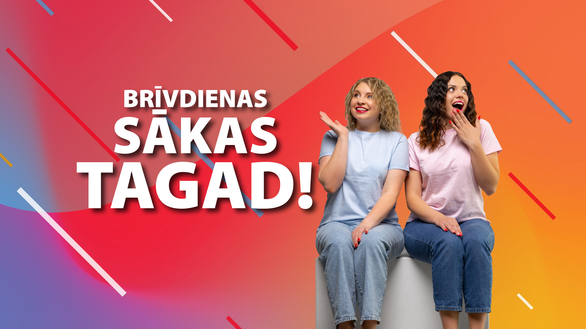 Keita Loreta Kronberga un Nikija Krivāne – sēž uz fona ar uzrakstu “Brīvdienas sākas tagad!”, aicinot uz jauno raidījuma sezonu.
