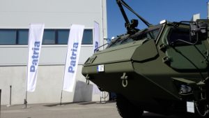 Militārā bruņumašīna pie “Patria” ražotnes Valmierā