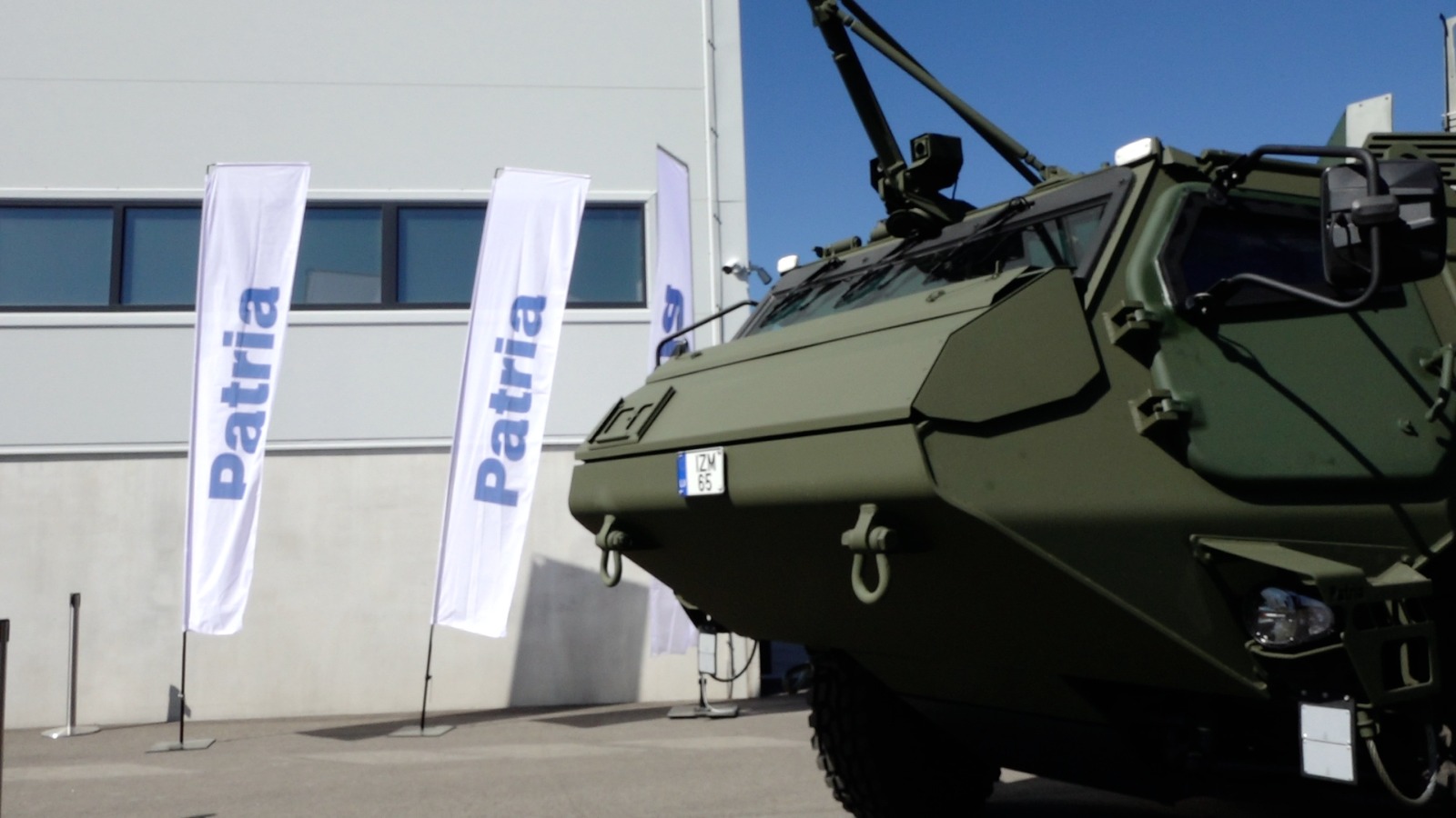 Militārā bruņumašīna pie “Patria” ražotnes Valmierā