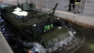 Patria bruņumašīnas peldspējas tests Valmieras rūpnīcā