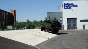 Patria bruņumašīnas slīpuma tests Valmieras rūpnīcā