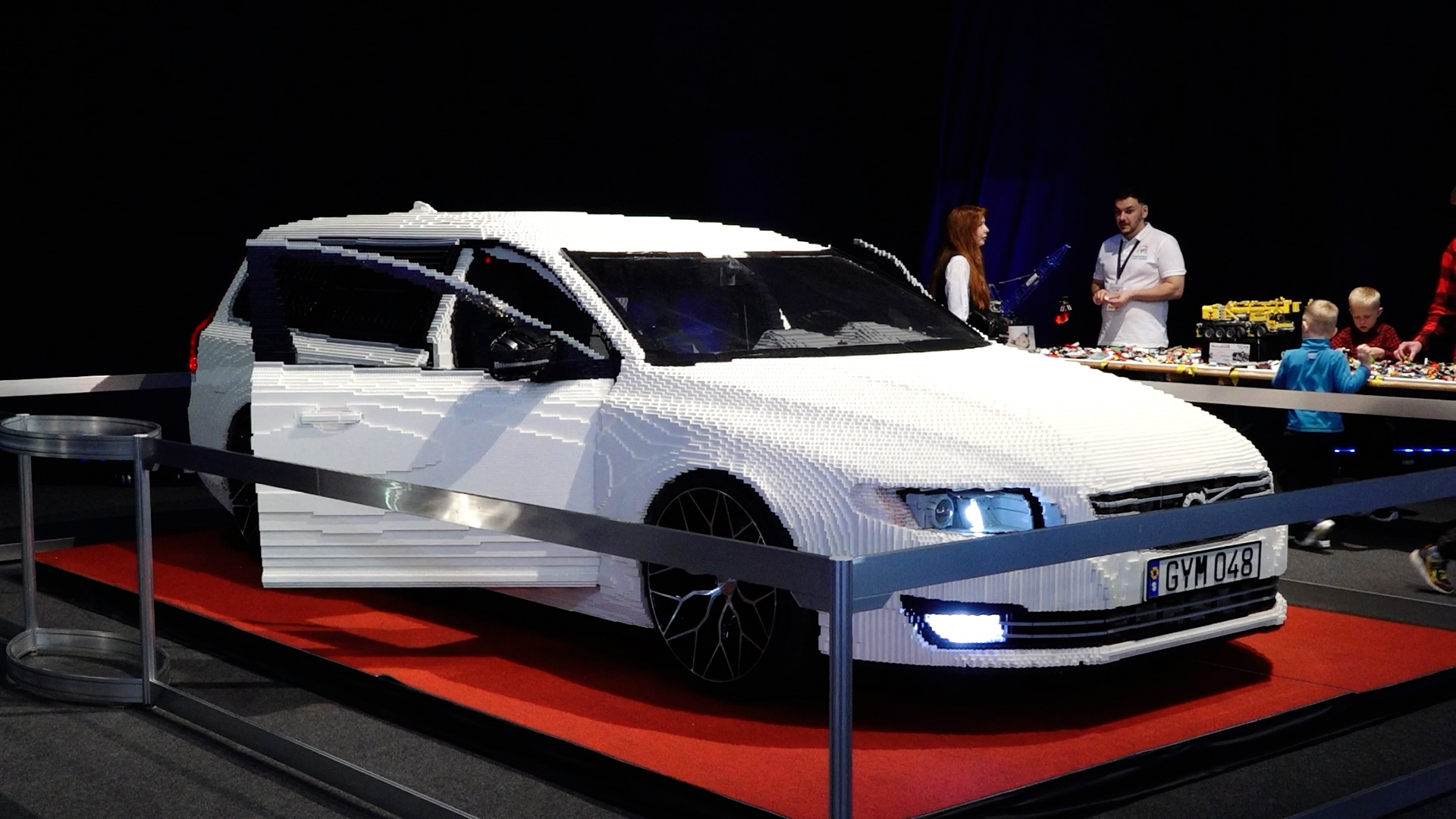 Balta Volvo automašīna no Lego klucīšiem izstādē 