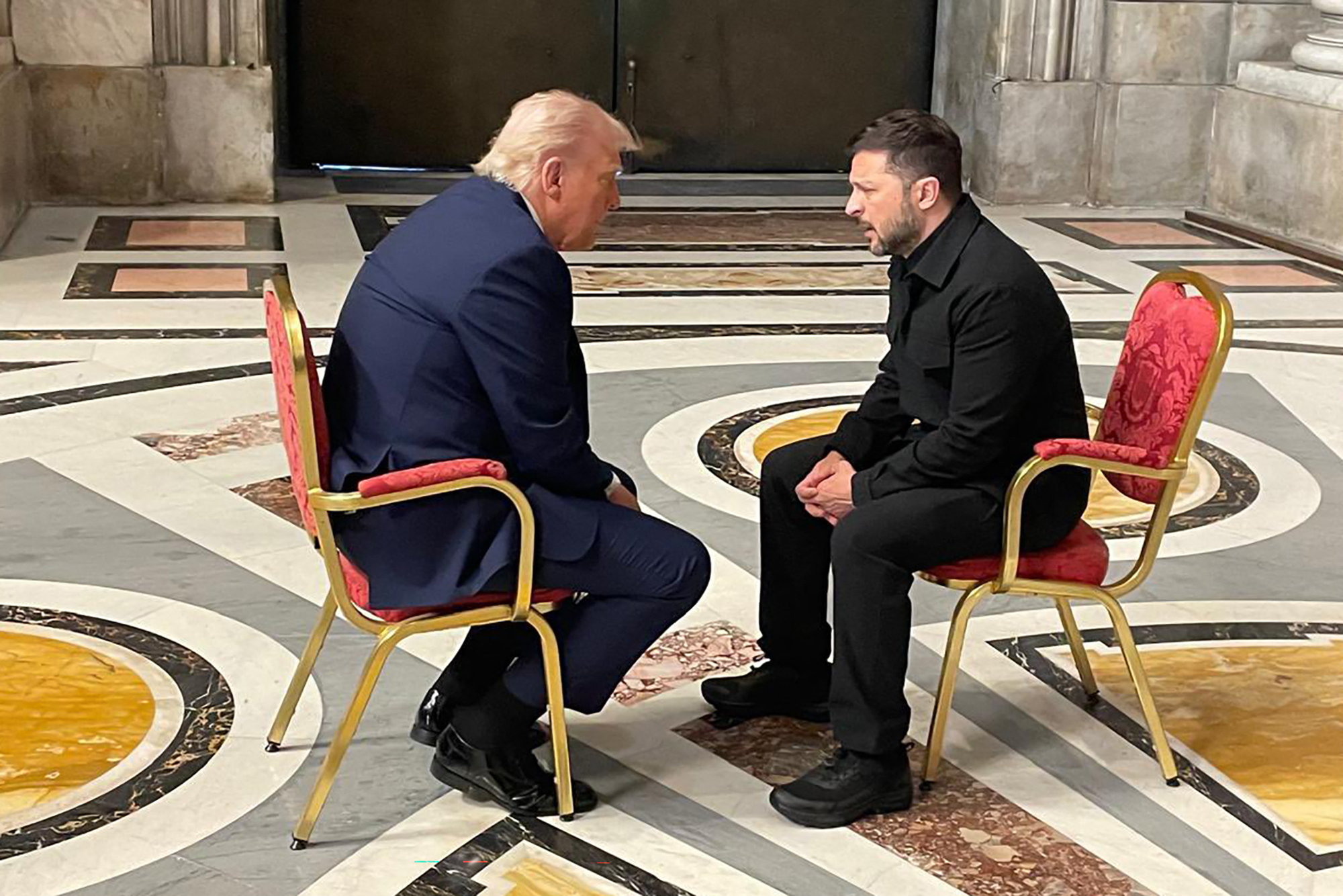 Volodimirs Zelenskis ar ASV prezidentu Donaldu Trampu Pētera bazilikā Vatikānā.