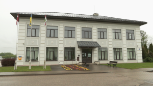 Aknīstes pilsētas pārvaldes ēka ar Latvijas, Ukrainas un Sēlijas karogiem