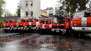 Inčukalna brīvprātīgo ugunsdzēsēju depo priekšā izkārtotas ugunsdzēsēju automašīnas