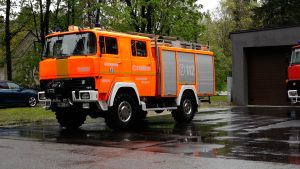 Oranžs Inčukalna BUB ugunsdzēsēju auto pie jaunā depo ēkas