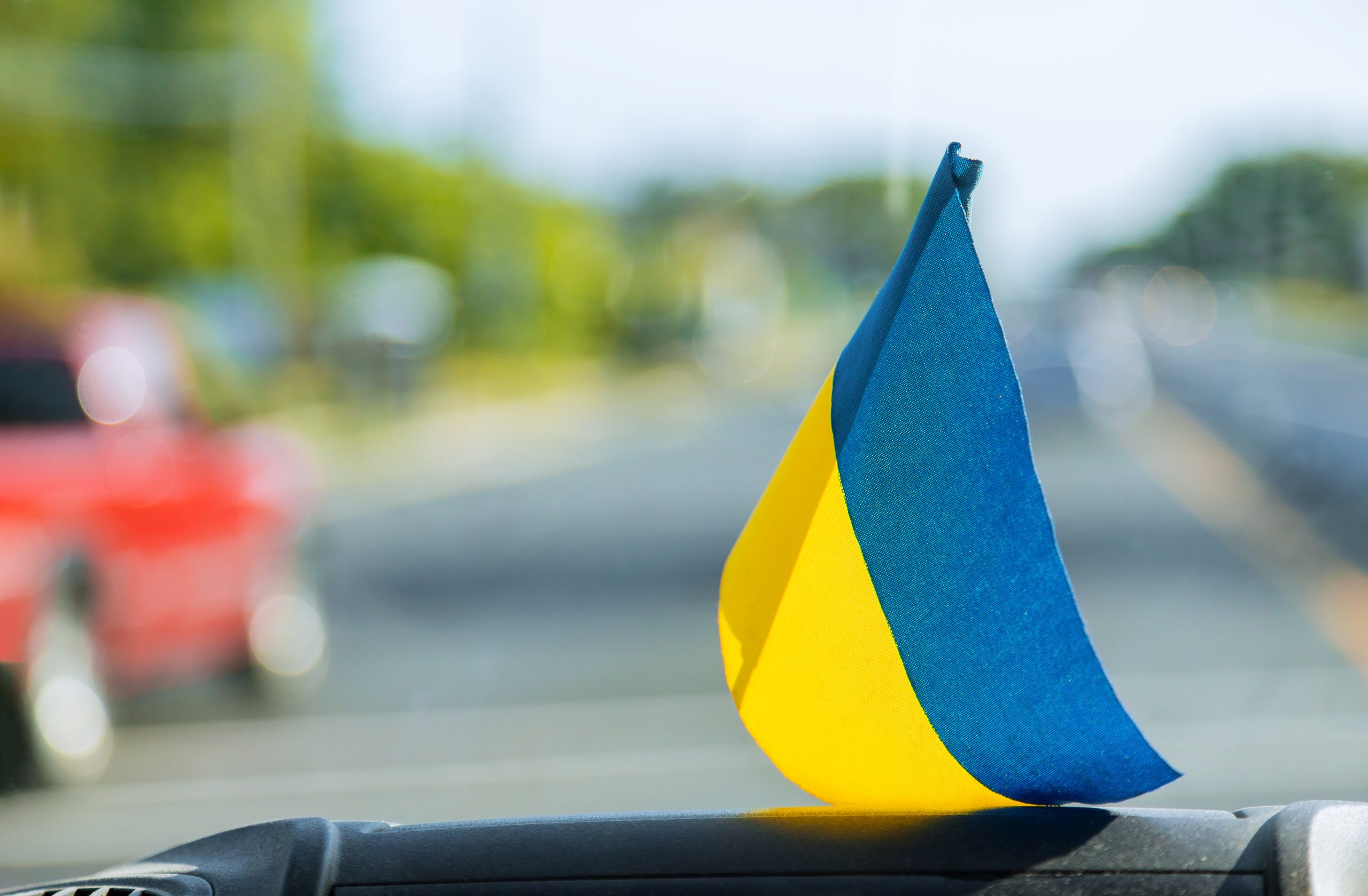 Ukrainas karogs automašīnas panelī