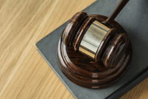 Tiesneša āmurs uz grāmatas – simbols spriedumam un tiesu varai