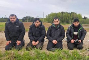 Četri aizturēti vīrieši ceļmalā pie Latvijas robežas, sejām uzlikts pikselējums