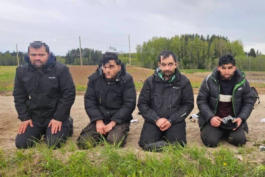 Četri aizturēti vīrieši ceļmalā pie Latvijas robežas, sejām uzlikts pikselējums